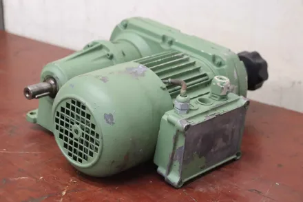 Lenze 11.432.10.08.1 B7KB4-044H regelbarer Getriebemotor 0,25 kW 130-36 U/min – RESALE
