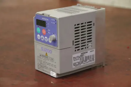 Hitachi SJ200-005NFE2 Frequenzumrichter 0,55 kW – RESALE