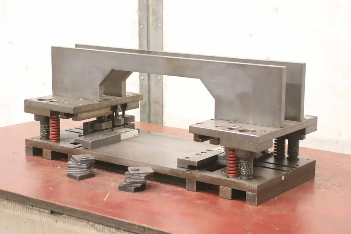800/315/H320 mm 4-column punching tool
