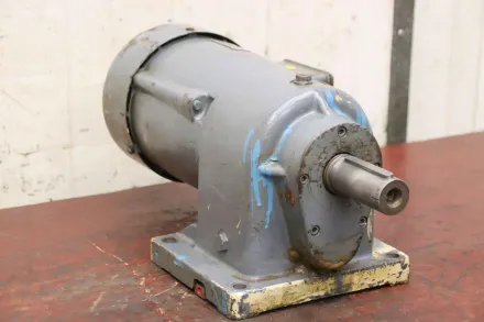 Abm Baumüller IIb / DLB 421 Getriebemotor 0,8 kW 50 U/min – RESALE