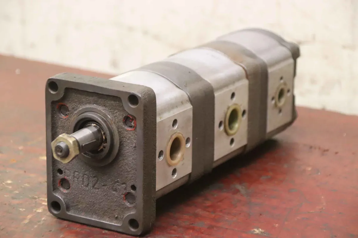 TK ZZ E P 0012 / 32 A P 0168 / TK11/11/6SF Dreifache Hydraulikpumpe