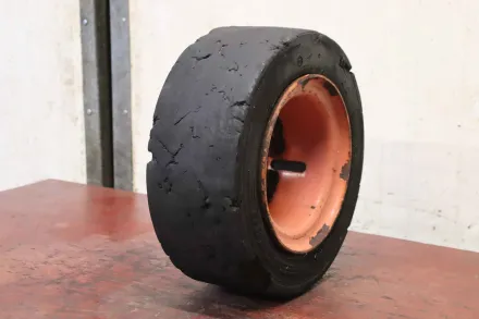 Jumbo Solid 18x7-8/4.32 Vollgummi Reifen – RESALE