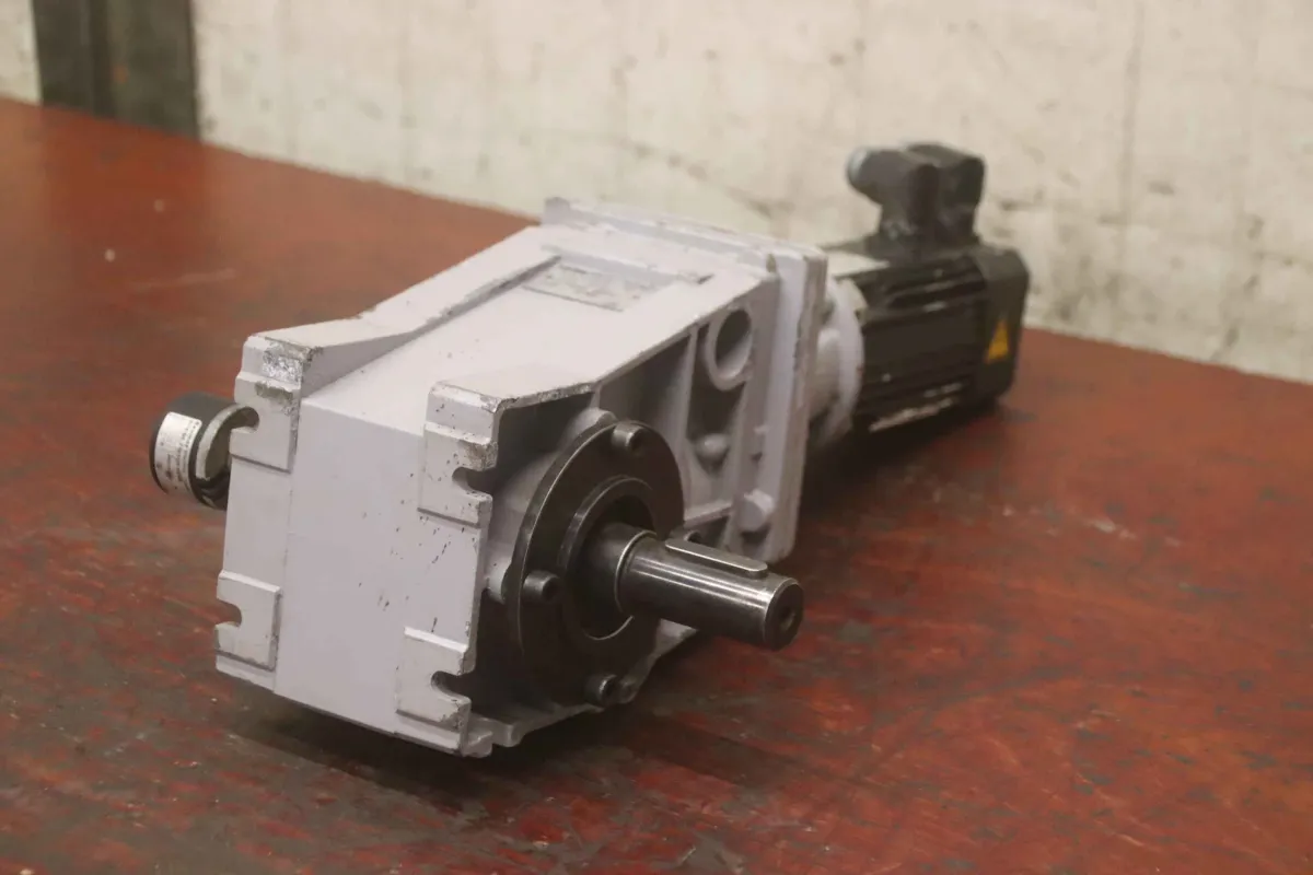 Lenze MDSKS036-23 GKR04-2 N SAR Servo-Getriebemotor 0,54 kW