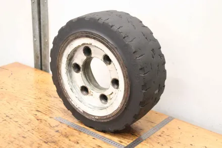 Bergougnan 18x7x12 1/8 / 457/178-308 Vollgummi Reifen – RESALE