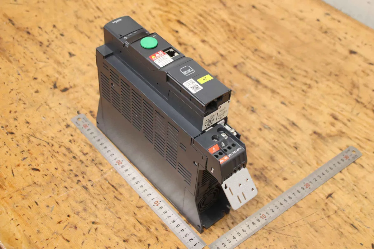 Schneider Electric Altivar 320 ATV320U30N4B Frequenzumrichter 3 kW