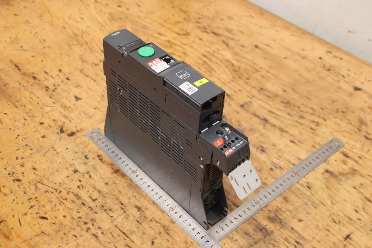 Schneider Electric Altivar 320 ATV320U11N4B Frequenzumrichter 1,1 kW