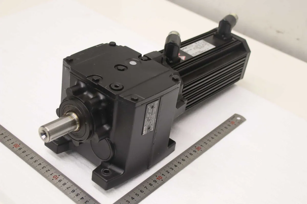 Lenze MCA 10140-RS0B0 G50BH121MVAR3C00 Servo-Getriebemotor 0,8 kW 49,7 U/min