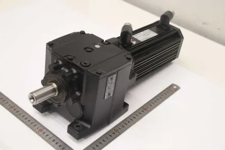 Lenze MCA 10140-RS0B0  G50BH121MVAR3C00 Servo-Getriebemotor 0,8 kW 49,7 U/min – RESALE