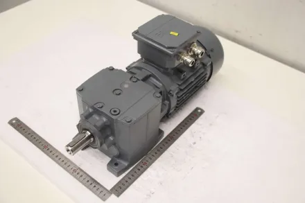 Lenze G50BH121MVAR2C00 M55AP080M045E00CTZ Getriebemotor 0,75 kW 106 U/min – RESALE