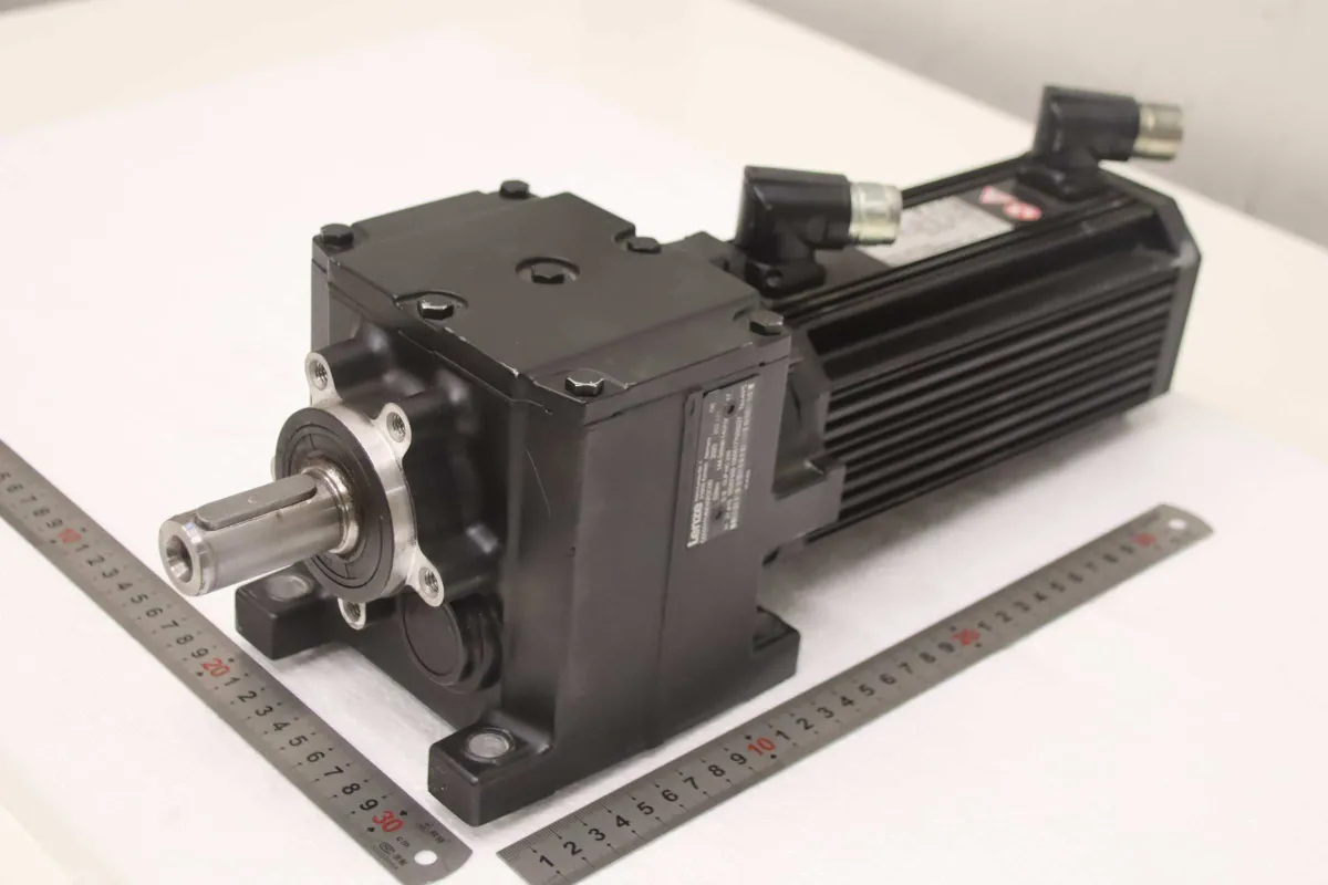 Lenze MCA 10140-RS0B0 G50BH121MVAR3C00 Servo-Getriebemotor 0,8 kW 144 U/min