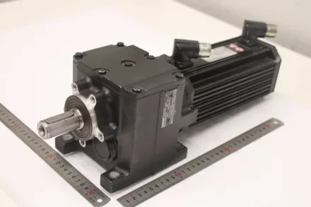 Lenze MCA 10140-RS0B0  G50BH121MVAR3C00 Servo-Getriebemotor 0,8 kW 144 U/min – RESALE