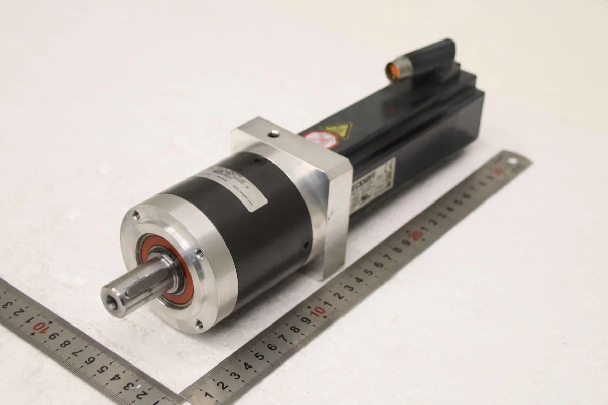 Beckhoff Neuigart AM8022-0D11-0000 PLE080-040-SSSA3AE-Z9 Servo-Getriebemotor 0,59 kW