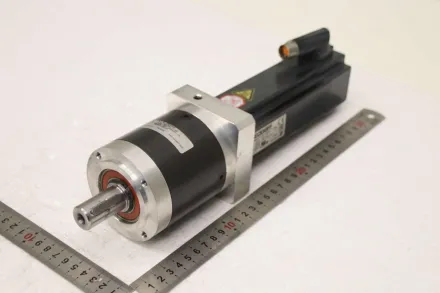 Beckhoff Neuigart AM8022-0D11-0000  PLE080-040-SSSA3AE-Z9 Servo-Getriebemotor 0,59 kW – RESALE