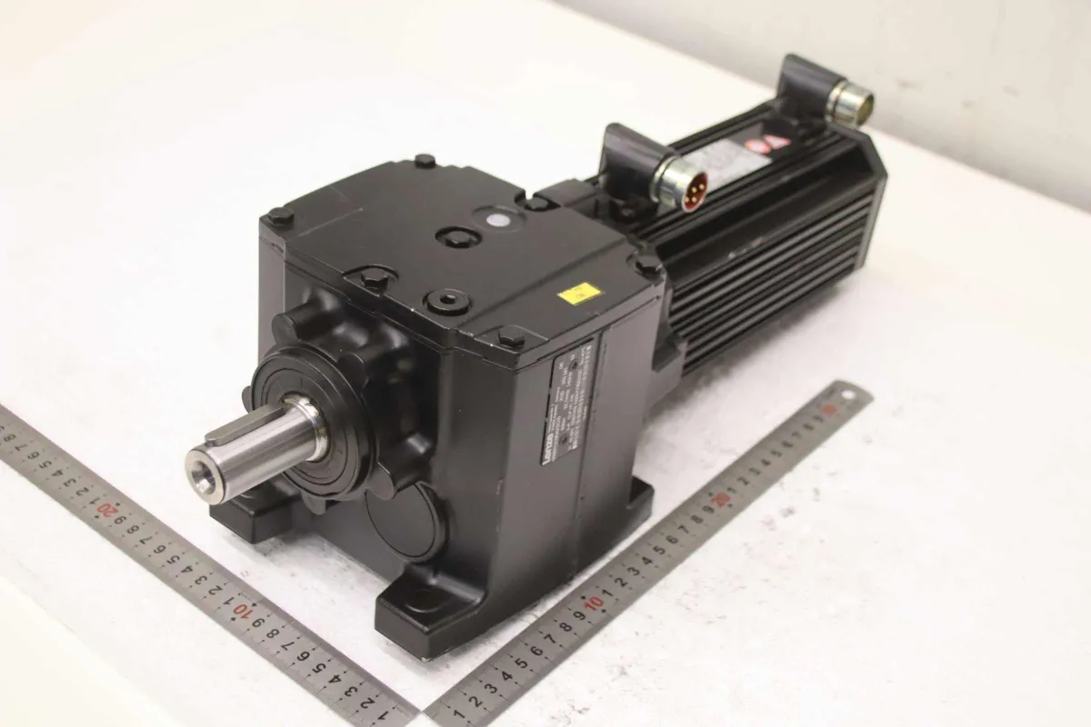 Lenze MCA 10140-RS0B0 G50BH121MVAR2C00 Servo-Getriebemotor 0,8 kW 92,7 U/min