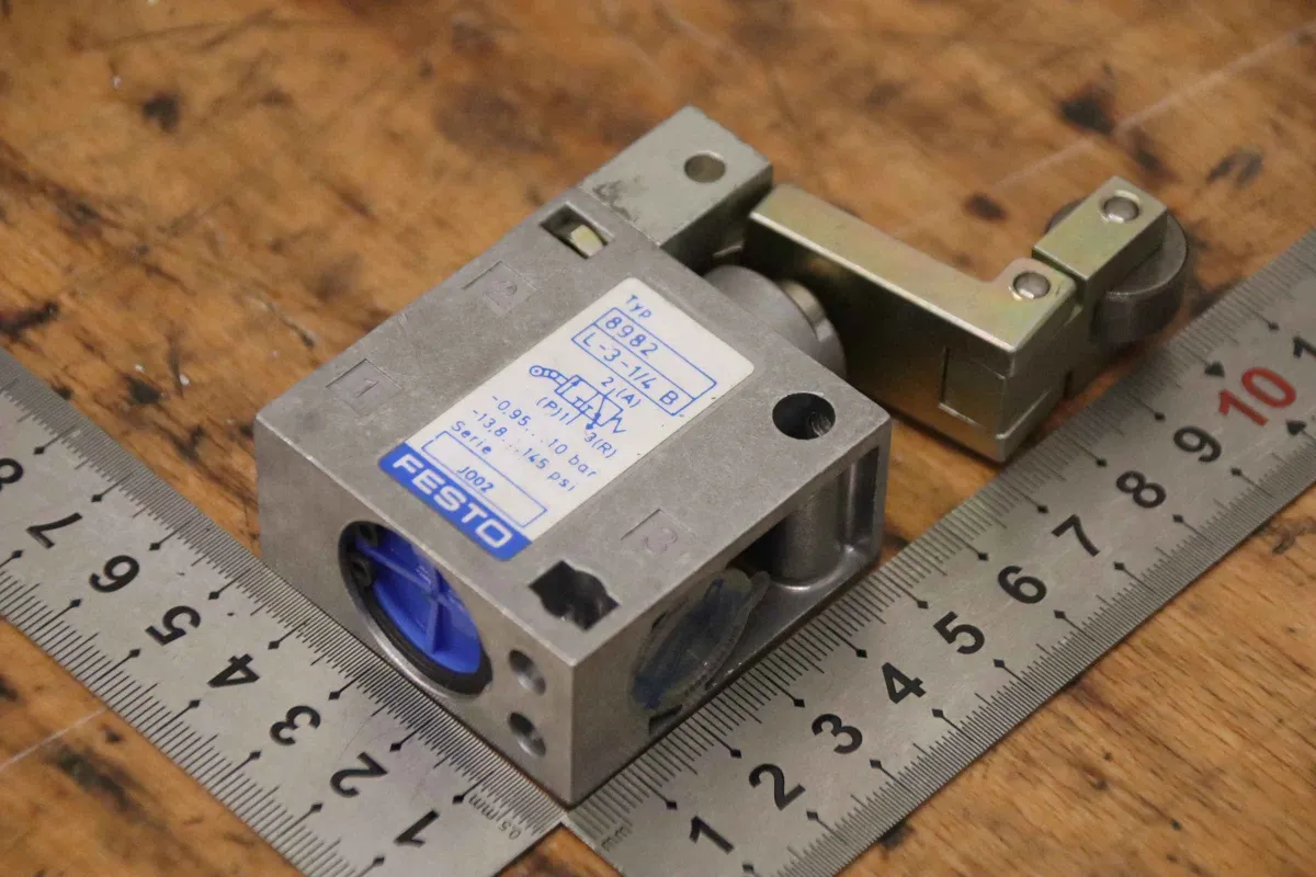 Festo 8982 L-3-1/4 B Pneumatikventil Rollenhebelventil