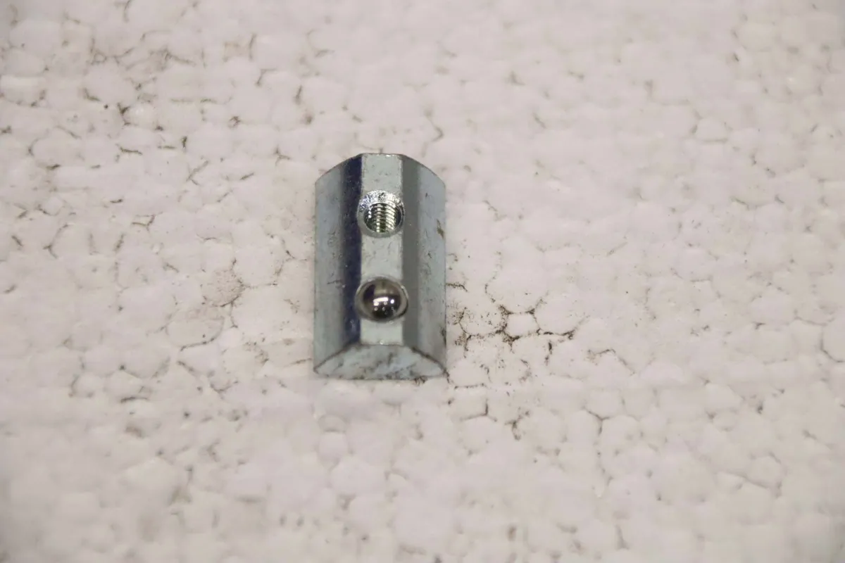 Nutbreite 8mm mit Federkugel Nutensteine M5 30 Stück