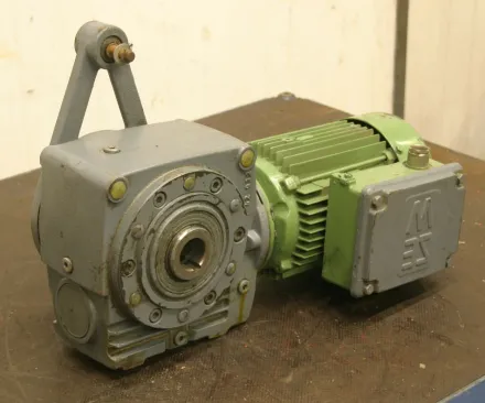 Sew Eurodrive SA52TDT 80N-4 Getriebemotor 0,37 kW 16 U/min – RESALE