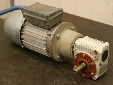 Lenze KMB/18010086 Getriebemotor 0,55 kW 77 U/min – RESALE