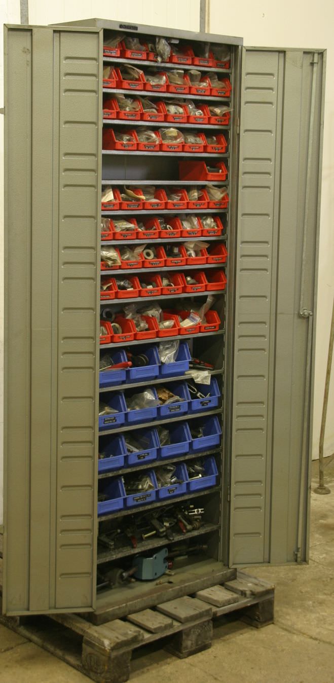 Niederberger mit Ersatzteilen für Werkzeugbau Werkzeugschrank mit Bohrbuchsen