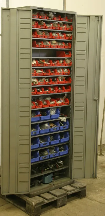 Niederberger mit Ersatzteilen für Werkzeugbau Werkzeugschrank mit Bohrbuchsen – RESALE