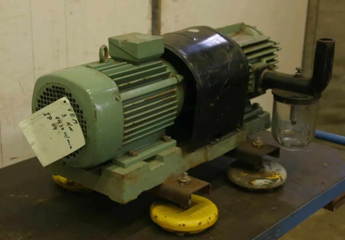 VEM VZ 40/130V Vakuumpumpe 3 kW 30 m³/h