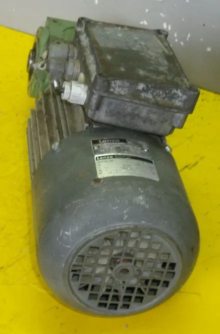Lenze B7C4-058H Getriebemotor 0,37 kW 56 U/min – RESALE