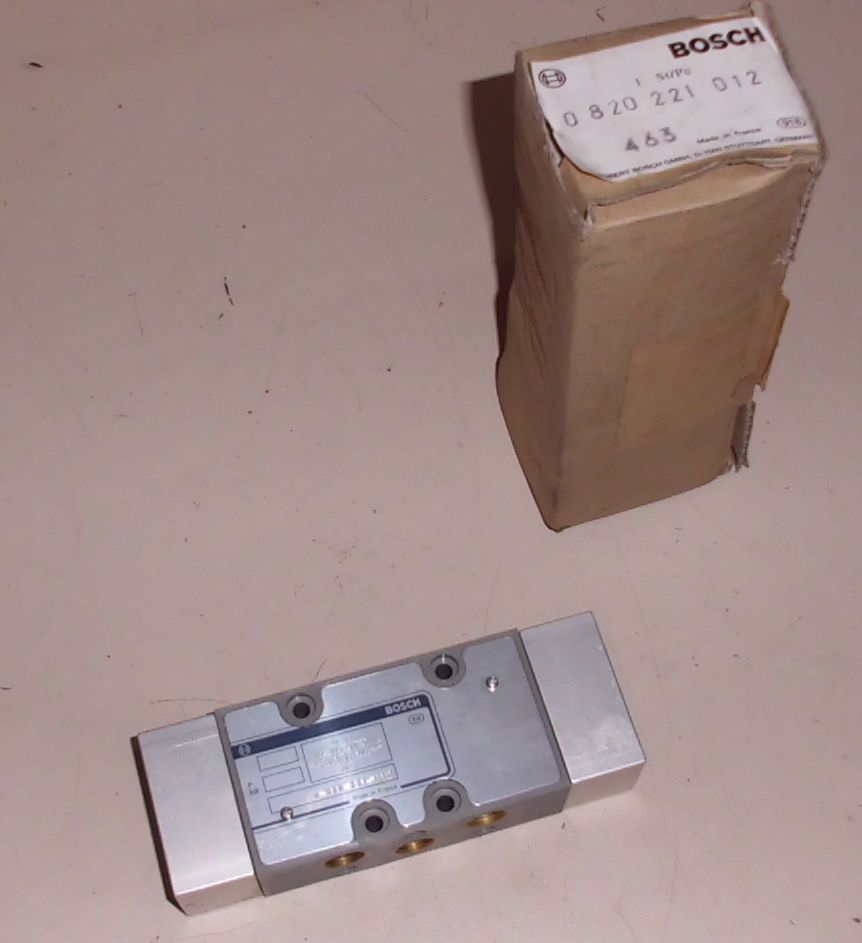Bosch 0 820 221 012 5/3 Wegeventil