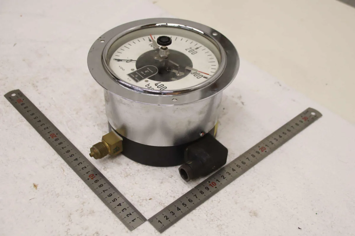 VDO 220/210/H140 mm Kontaktmanometer 0-400 bar