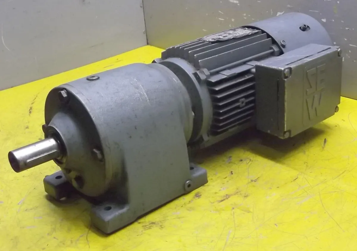 SEW Eurodrive R40DT80K4BM/HF Getriebemotor 0,55 kW 112 U/min