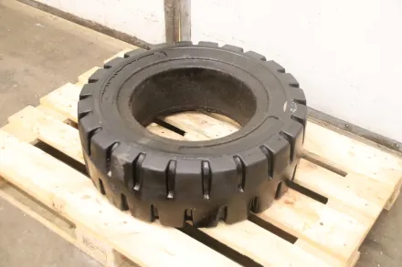 Clark 8:15x15 RIM WIDTH 7.00 Vollgummi Reifen – RESALE
