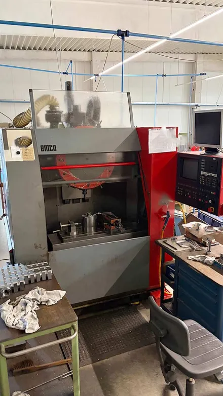 Emco VMC 2000 CNC Vertikales Bearbeitungszentrum – RESALE