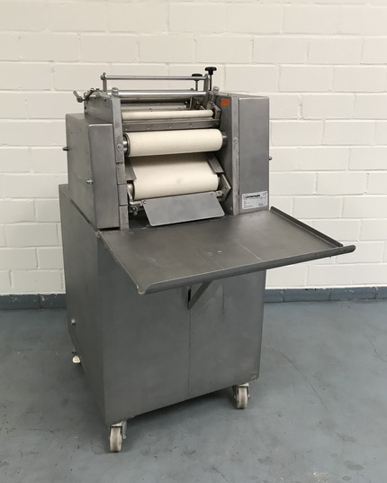 Universum 30/3 Gebäck und Kuchen Hörnchenwickelmaschinen – RESALE