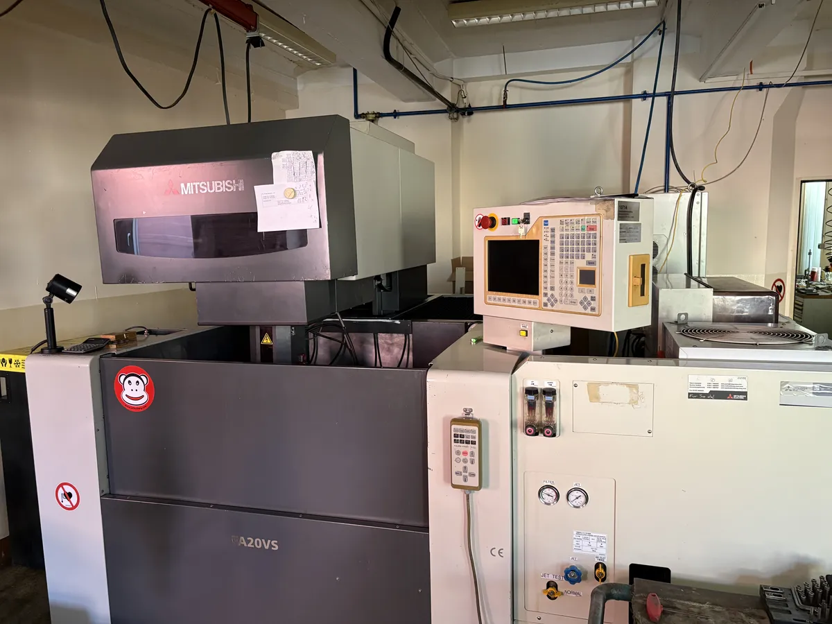 Mitsubishi W30FV2-2 Draht-EDM