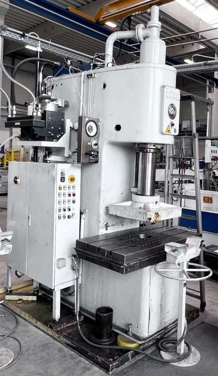 Müller CEZ 63,5 Hydraulische Einständerpresse – RESALE