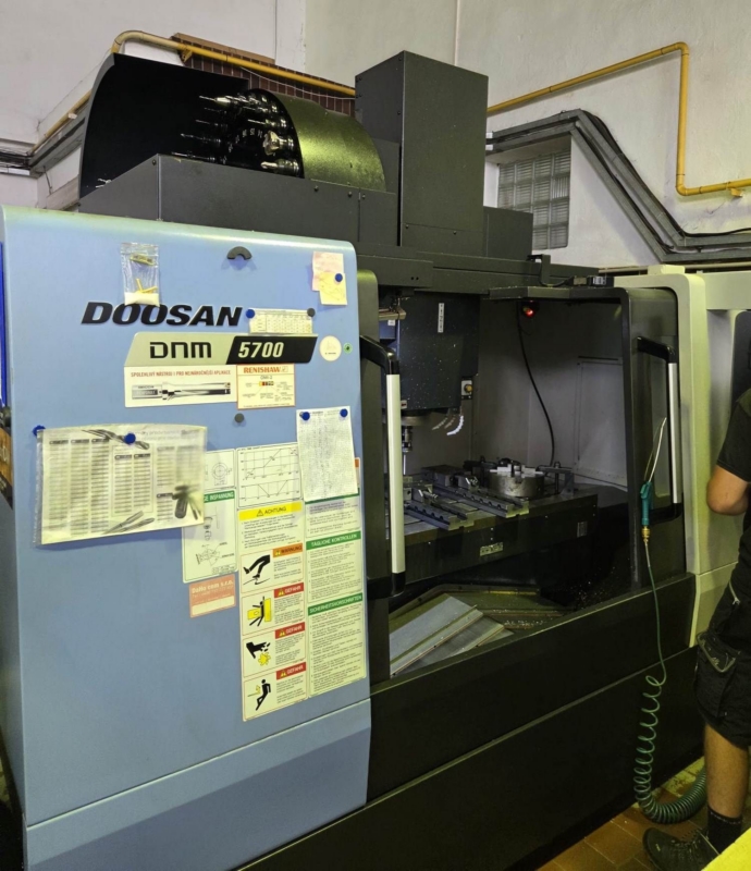 DOOSAN DNM 5700 Bearbeitungszentrum - Vertikal