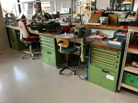 HAHN & KOLB - Werkbank mit Inhalt und Schraubstöcken – RESALE