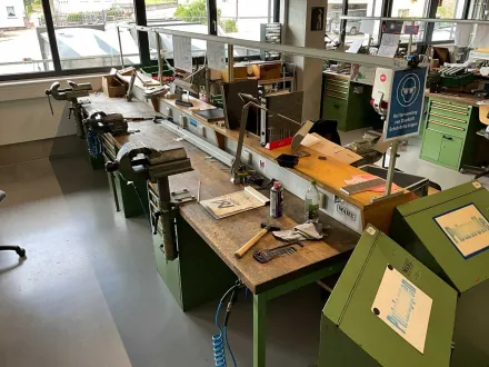 HAHN & KOLB - Werkbank mit Inhalt und Schraubstöcken – RESALE