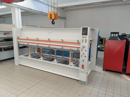 Umur UP110 Furnierpresse – RESALE