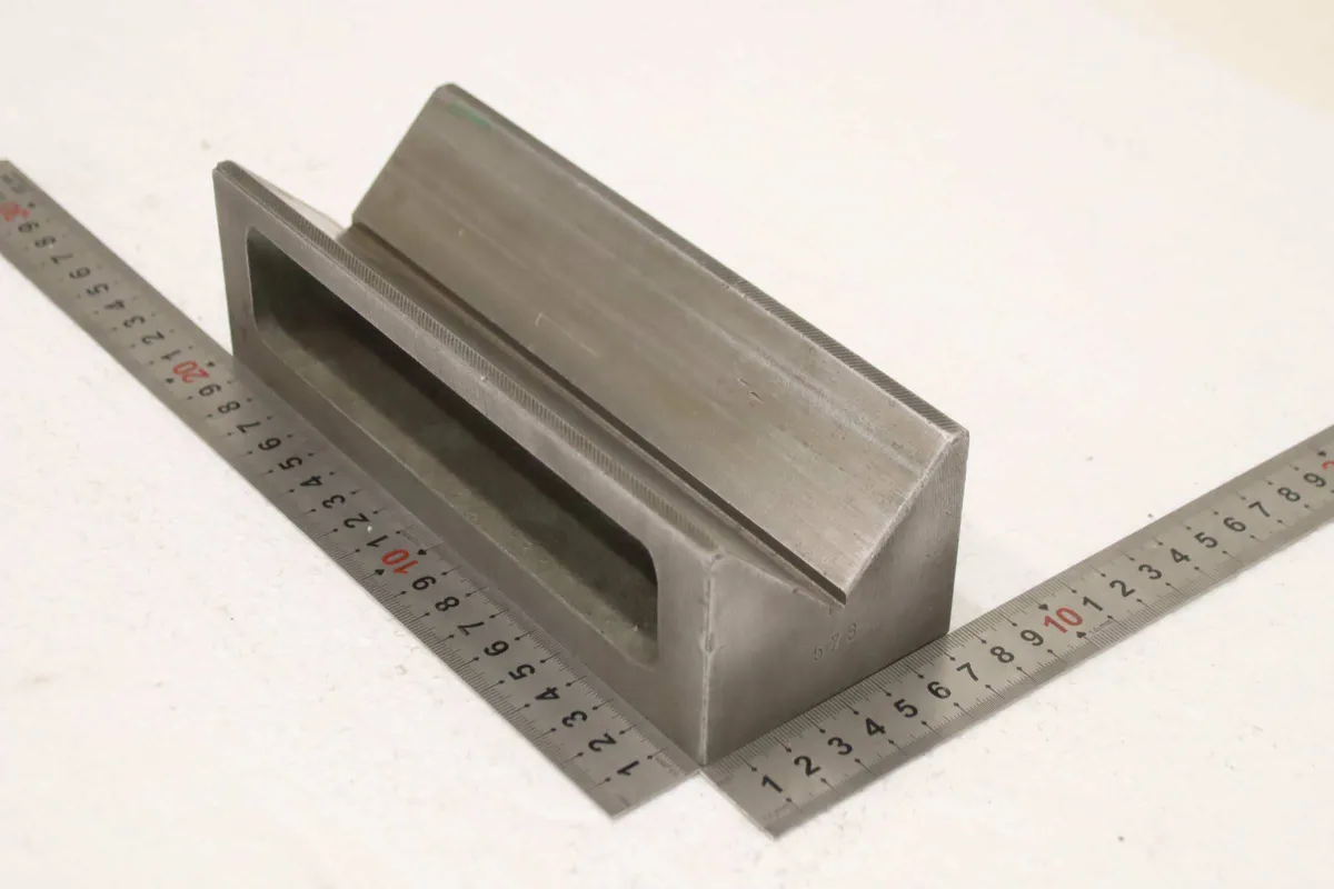 Guss 200/75/H60 mm 90° Anreissprisma