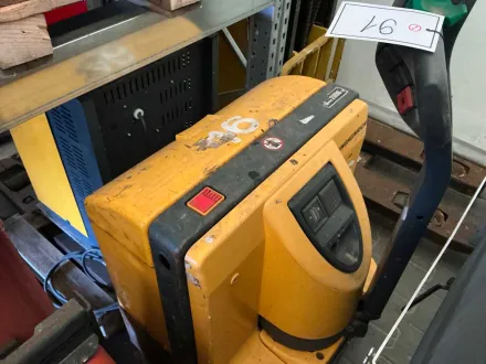 JUNGHEINRICH EJE 220 Gabelstapler mit Batterie und Ladegerät – RESALE
