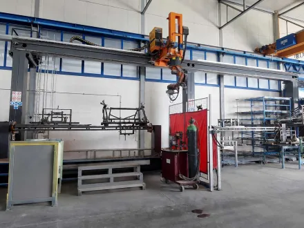 KUKA - - Roboter-Doppelstations-Schweißsystem - 2007 – RESALE