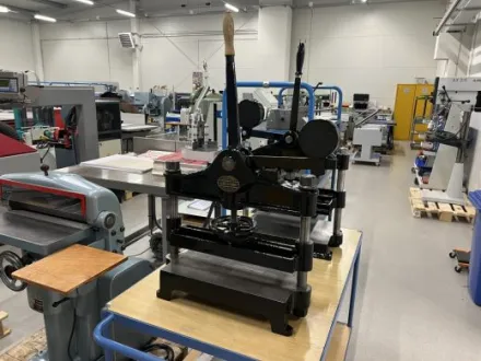 Screw bookbinding press with tapping block Karl Kr Buchbindereimaschinen – RESALE