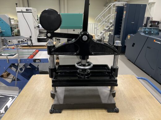 Bookbinding press with tapping block Buchbindereimaschinen