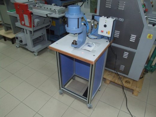 Eyeletting machine for advertising banners Weitere