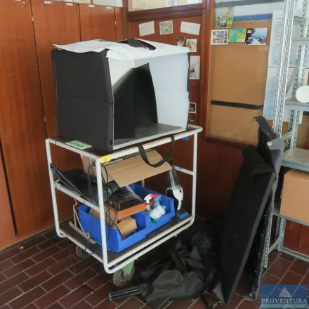 Fotoausrüstung besehhend aus Fotobox auf Rollwagen – RESALE