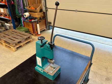 2000 MÄDER APK T3-40 Kniehebepresse – RESALE