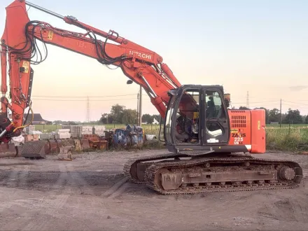 2010 Hitachi ZX225USLC-3 Krabbenbagger – RESALE