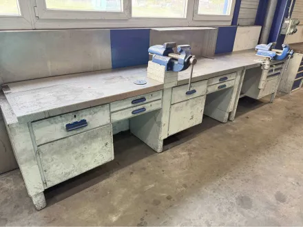 2 Werkbänke mit Schraubstöcken – RESALE