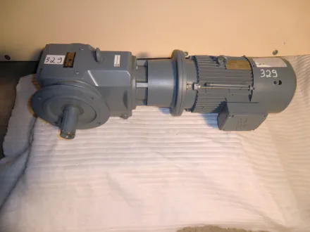 SEW-USOCOME Getriebemotor 4 kW 121 U/min – RESALE