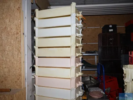 Kunststoff-Stapelboxen weiß je ca. 80x50 cm ca. 28 – RESALE